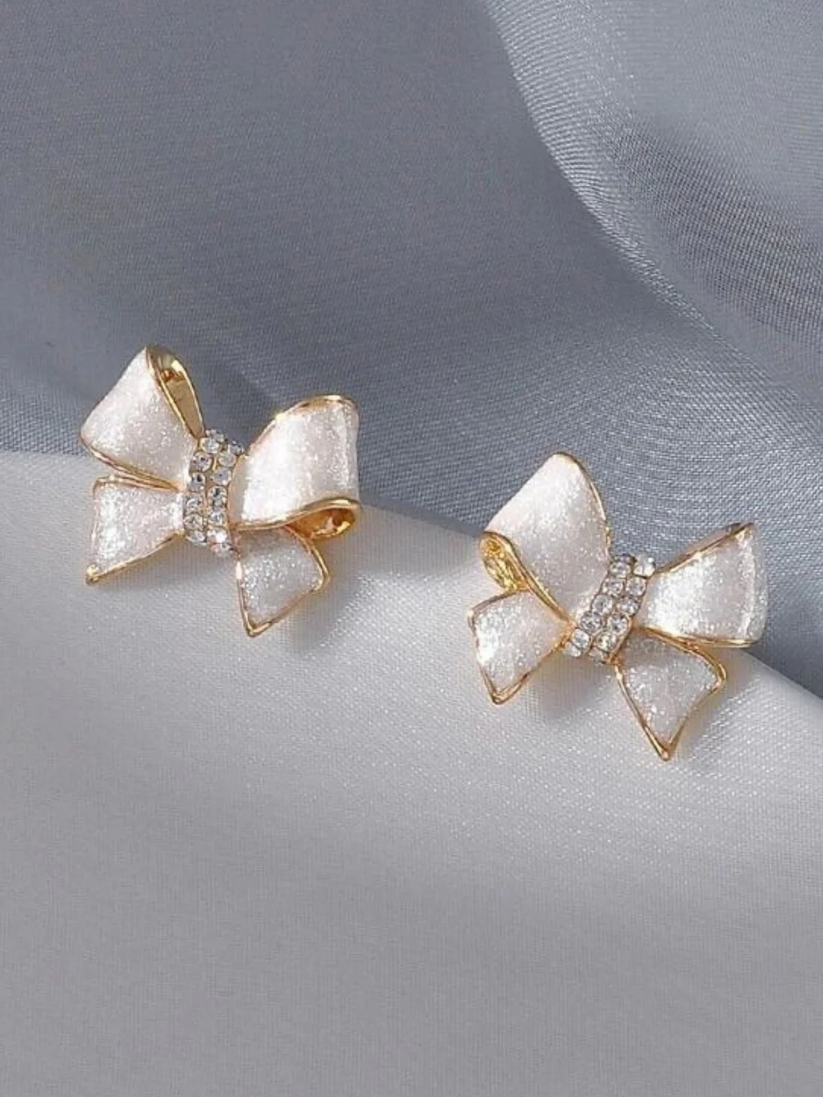Pretty and Pearlescent Sparkly Bowknot Earrings - Image 2