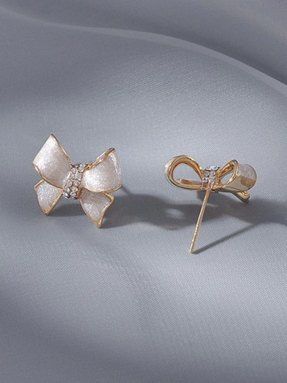 Pretty and Pearlescent Sparkly Bowknot Earrings - Image 3