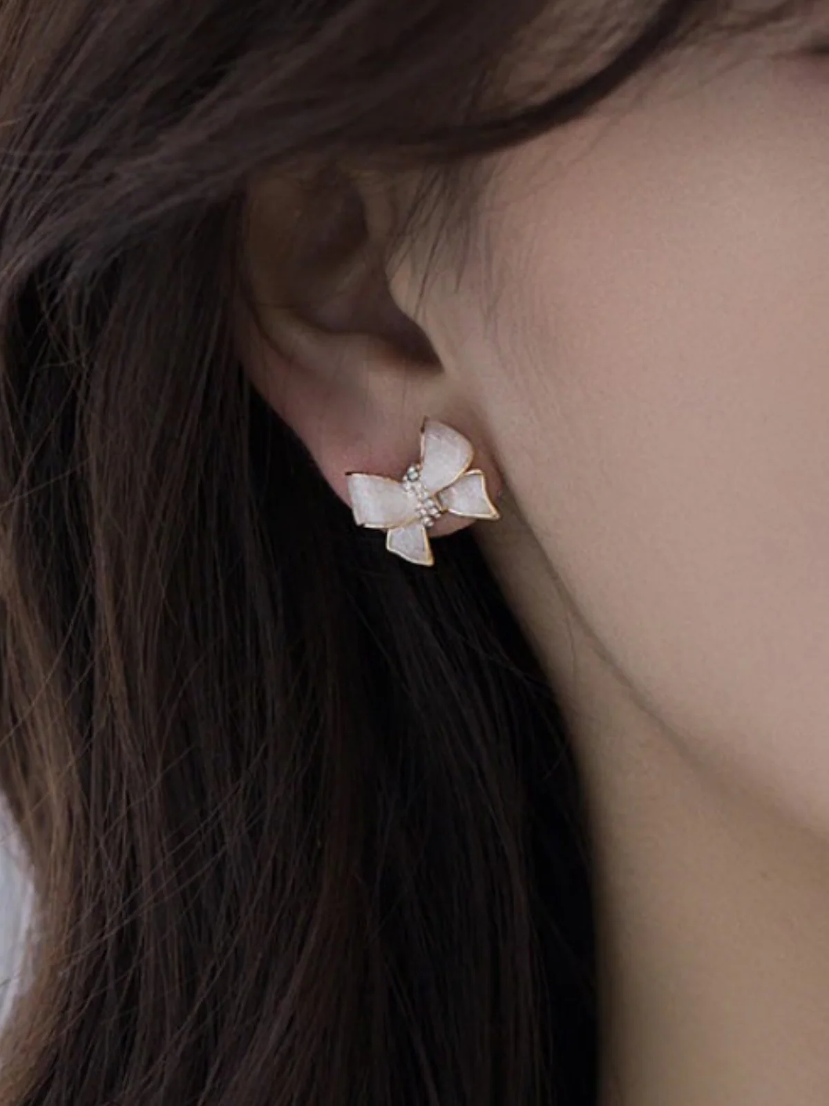 Pretty and Pearlescent Sparkly Bowknot Earrings - Image 4